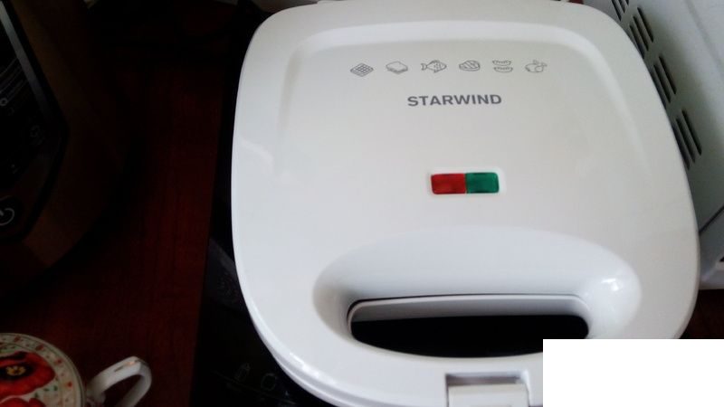 Сэндвичница Starwind SSW8111, белый (SSW8111)